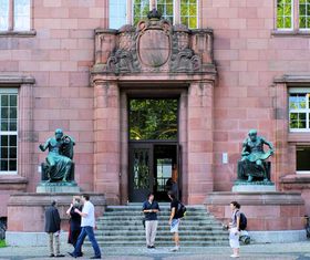 Eingang des Kolleggebäudes der Albert-Ludwigs-Universität Freiburg