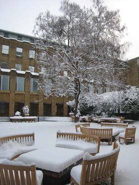 London Business School Innenhof im Winter LBS