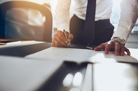 Business, Men, Anzug, Consulting, Büro, Mann, Unterschrift, Stift, Vertrag, Geld