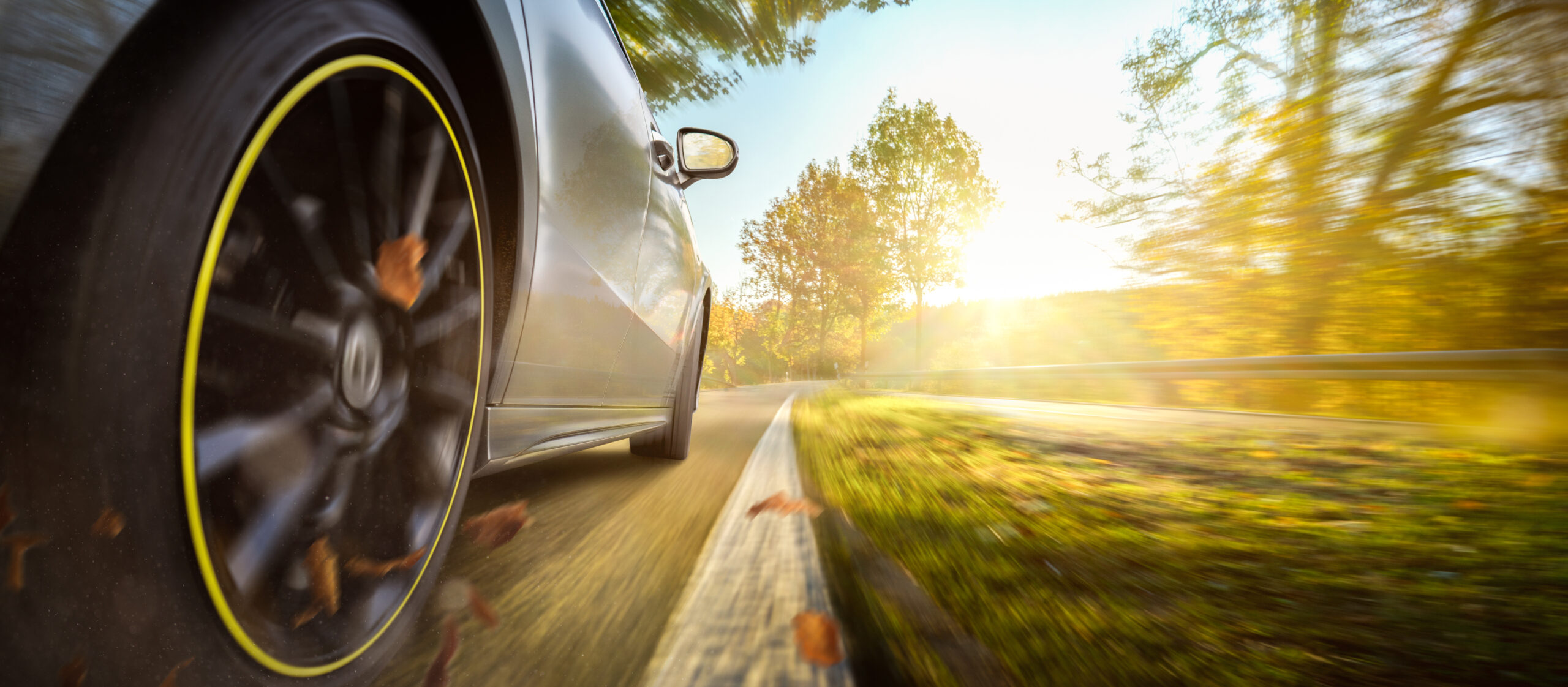 Auto auf einer herbstlichen Landstraße