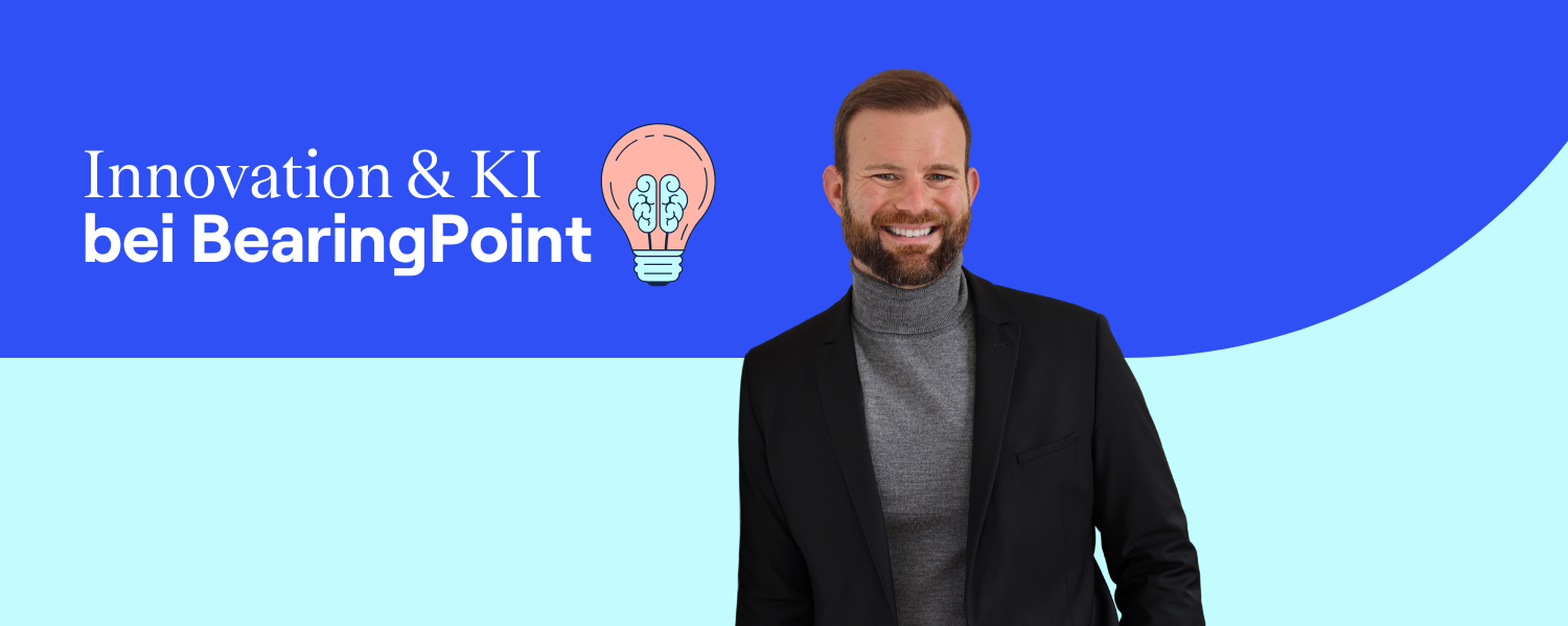 Mann mit Rollkragenpullover und Jackt lächelt vor blauem Hintergrund. Links daneben steht der Text ‚Innovation & KI bei BearingPoint‘ mit einer illustrierten Glühbirne, in der ein Gehirn dargestellt ist.