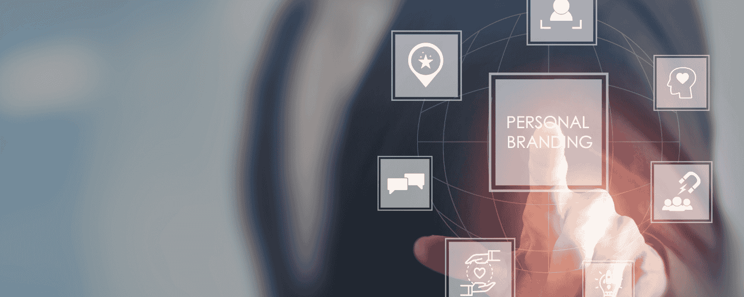 Hand tippt auf digitale Symbole rund um Personal Branding, darunter Icons für Kommunikation, Reputation, Zielgruppenansprache und Markenidentität auf futuristischer Benutzeroberfläche.