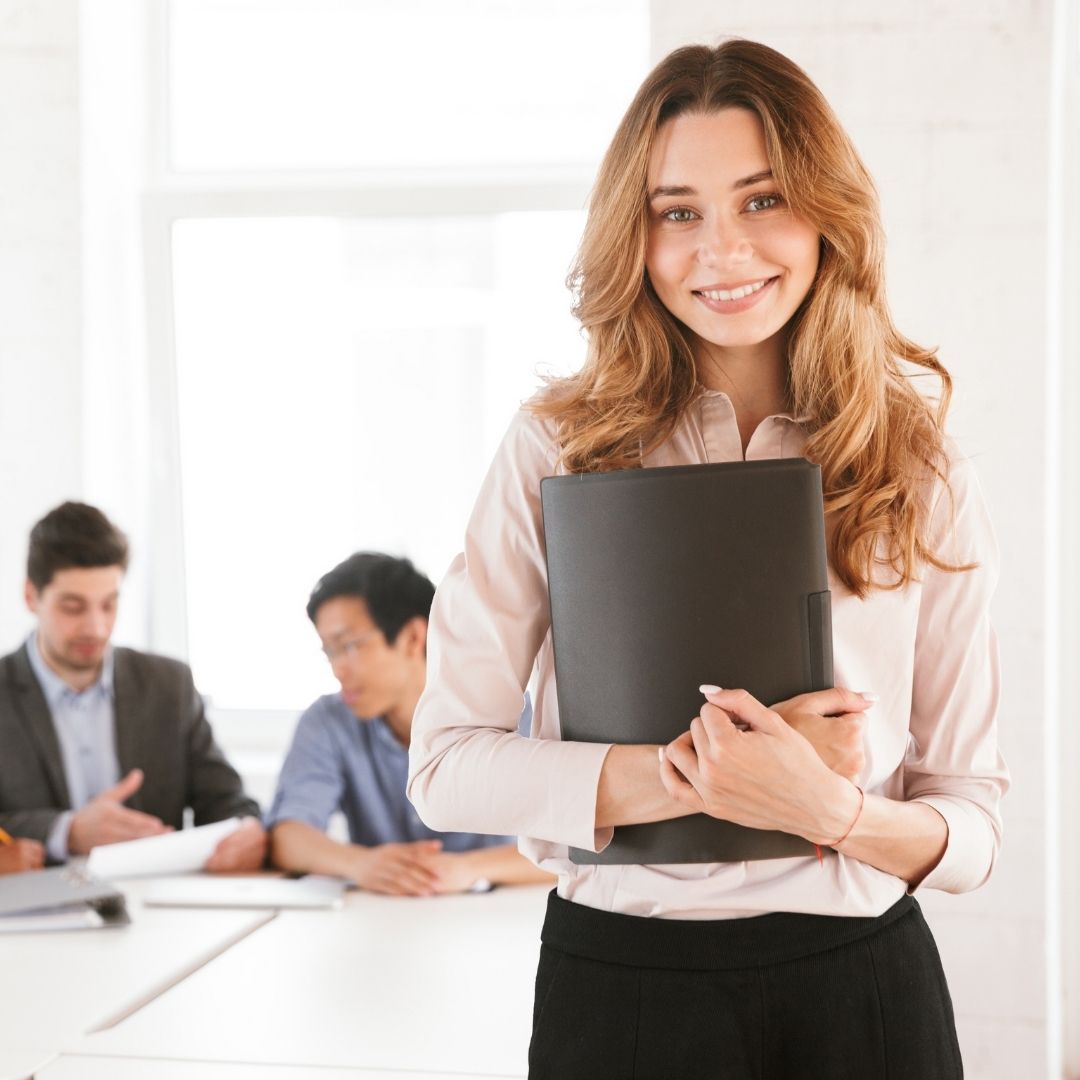 Berufseinstieg in die Unternehmensberatung – junge Frau startet Karriere als Consultant im Büro