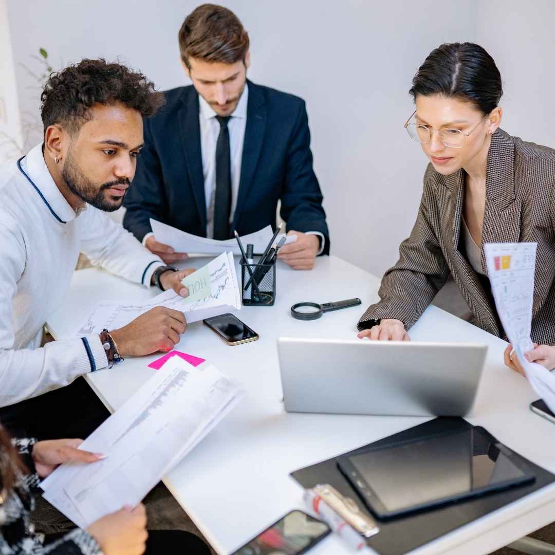 Wichtige Consulting Skills in der Unternehmensberatung – Team arbeitet an Analyse und Strategie