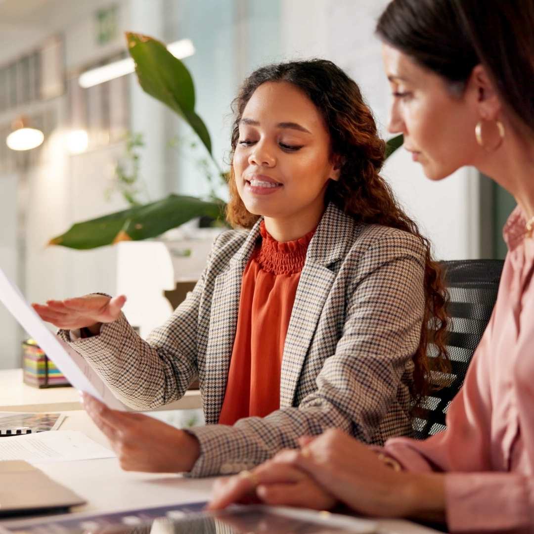 Führungsstile im Consulting – Beraterinnen diskutieren Leadership und Teamführung im Meeting