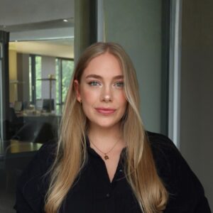 Porträt von Isabelle Hammann, Junior Online Marketing Managerin bei SQUEAKER. Ansprechpartnerin für Online Marketing, Social Media, Content und digitale Kampagnen rund um Employer Branding und Recruiting.