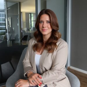 Porträt von Jessica Schilles, Senior Key Account Managerin Sales bei SQUEAKER. Ansprechpartnerin für Recruiting, Employer Branding und Karrieremarketing in der Consulting-Branche.