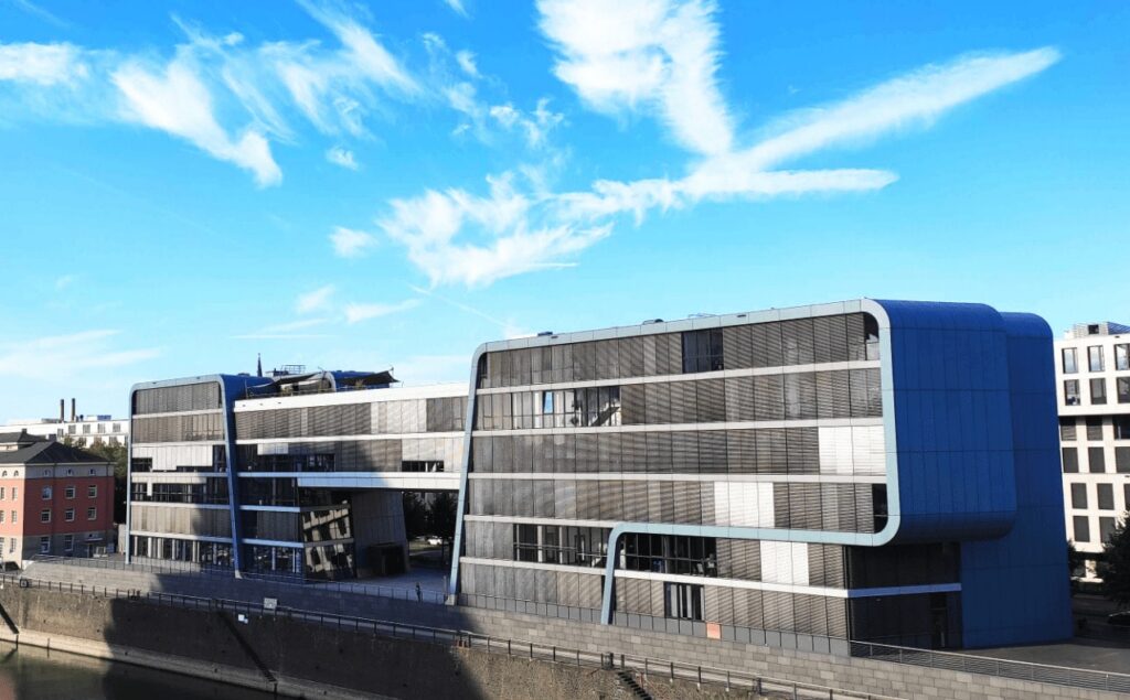 Unser SQUEAKER Büro im Microsoft Building im Kölner Rheinauhafen: zentrale Lage, moderne Architektur und Raum für persönliche Gespräche.
