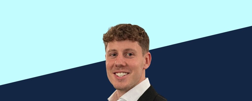 Ratgeber 5 Niklas ist als Porträt vor einem hellblauen und dunkelblauen grafischen Hintergrund abgebildet.