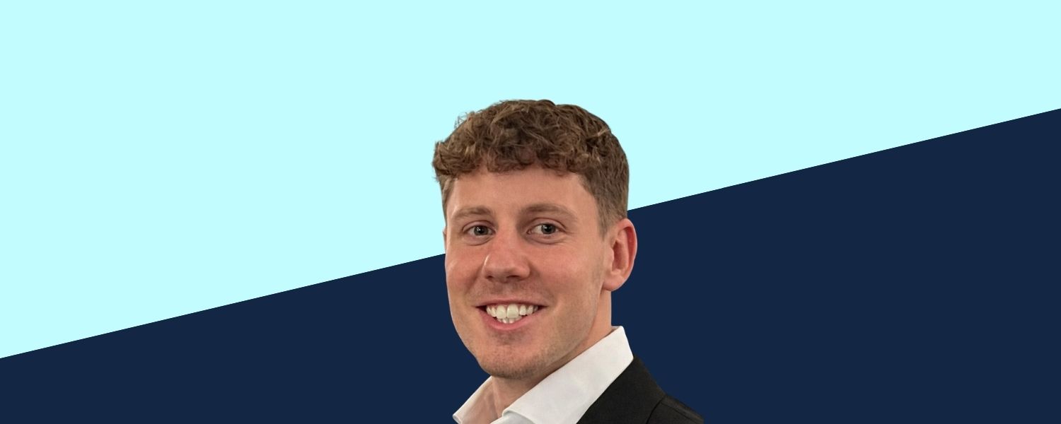 Niklas ist als Porträt vor einem hellblauen und dunkelblauen grafischen Hintergrund abgebildet.